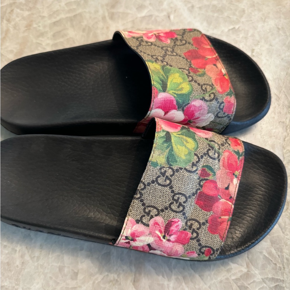 GG BLOOMS SUPREME FLORAL SLIDE SANDAL